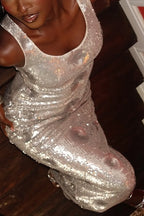 Women's Form-Fitting Sequin Evening Gown with Tank Straps & Floor-Length Hem